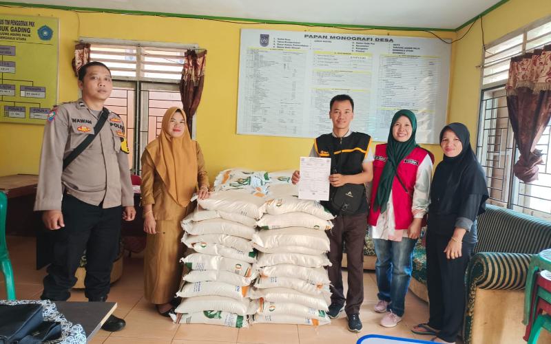 Bhabinkamtibmas Monitoring Penyaluran Bantuan Pangan dari Pemerintah Wilayah Tanjung Agung Palik