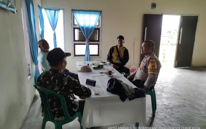 Bhabinkamtibmas Polsek Curup Sambang Tatap Muka dengan Kepala Desa dan Perangkat Desa Air Putih Kali Bandung 