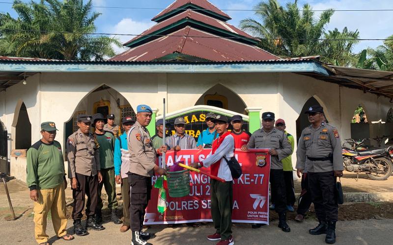 HUT Bhayangkara ke 77,  Polsek Sukaraja Gelar Kegiatan Bakti Sosial Bersih-Bersih Tempat Ibadah dan Bagikan Alat Kebersihan 