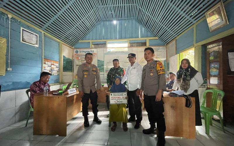 Kapolsek dan Bhabinkamtibmas Hadiri Penyaluran BLT DD di Desa Kutai Donok