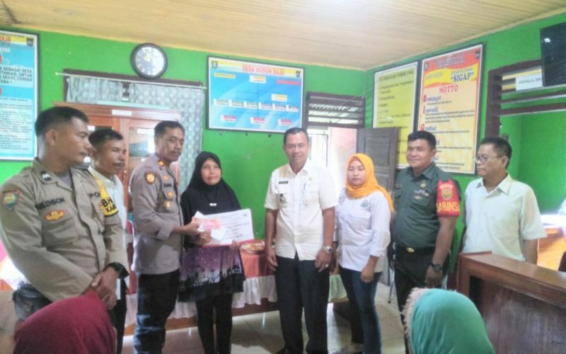 Dihadiri Kapolsek Lais, Desa Dusun Raja Distribusikan BLT DD
