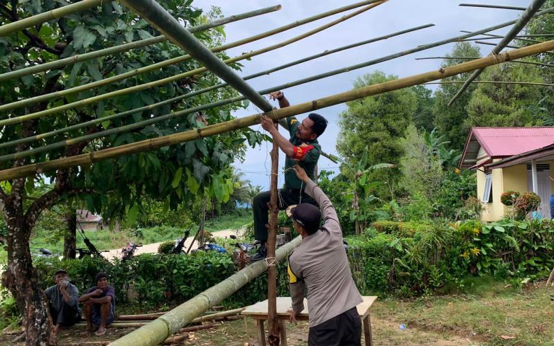 Wujudkan Sinergitas, Babinsa dan Bhabinkabtibmas Gotong Royong Membantu Warga yang Akan Melaksanakan Hajatan