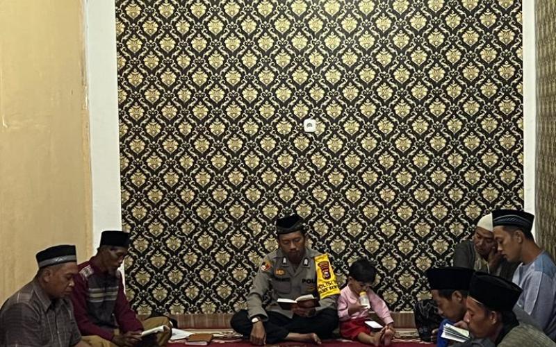 Tingkatkan Silaturahmi Polisi RW Mengaji Bersama Warga