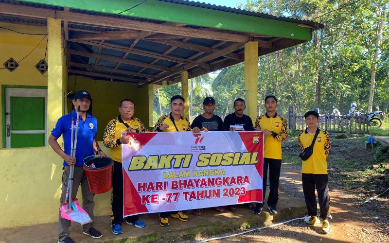 Sambut Hari Bhayangkara ke-77, Polres Kaur Laksanakan Kegiatan Bakti Sosial Membersihkan Tempat Ibadah 
