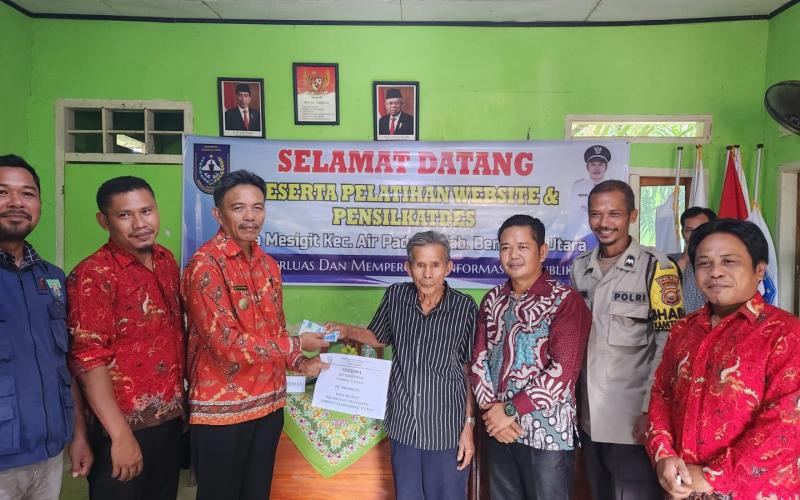 Awasi Penggunaan DD, Bhabinkamtibmas Polsek Lais Hadiri Pendistribusian BLT