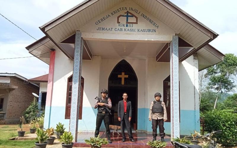 Polsek PUT Aktif Pengamanan Ibadah Minggu di Gereja