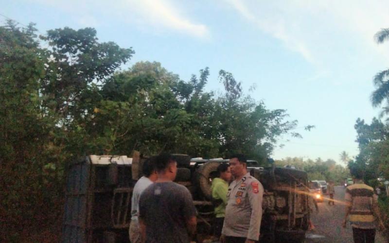 Quick Respon, Polsek Lais Bantu Evakuasi Truk Terguling.