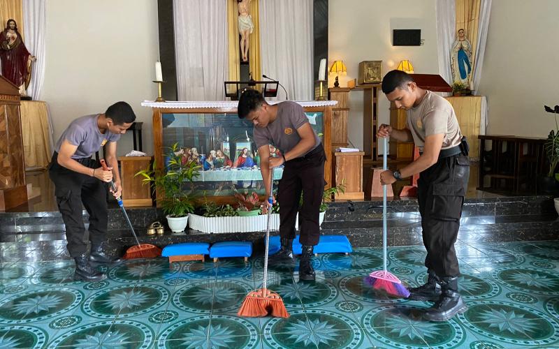 Sambut HUT Bhayangkara Ke 77, KBO Sat Samapta Polres BS Pimpin Kerja Bakti di Gereja Santo Petrus 