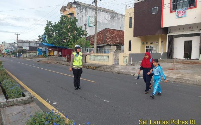 Pengaturan Pagi, Personel Polres Rejang Lebong Imbau Masyarakat Tertib Lantas
