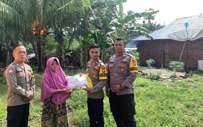 Bakti Sosial, Polsek tanjung Kemuning Bagikan Beras Kepada Warga Kurang Mampu 