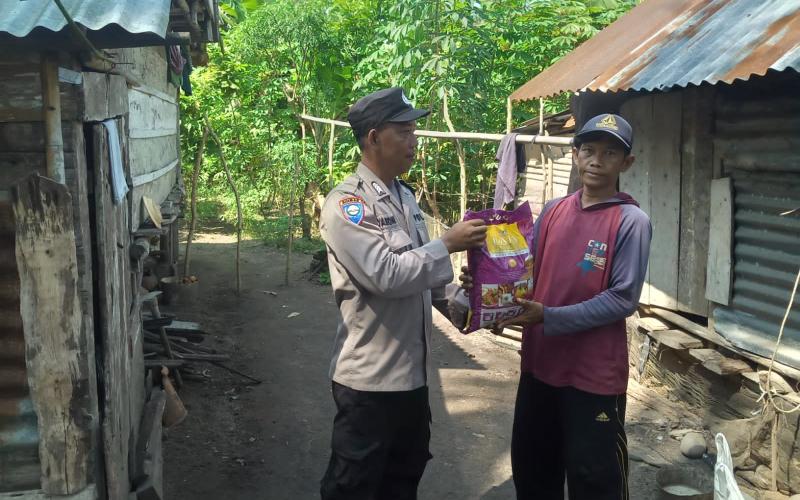 Peduli Kepada Warga Kurang Mampu, Polsek Kaur Selatan Berikan Bantuan Beras