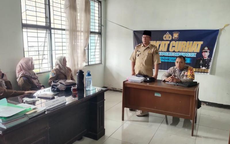 Bhabinkamtibmas Polsek Padang Ulak Tanding Gelar Jumat Curhat Bersama Warga