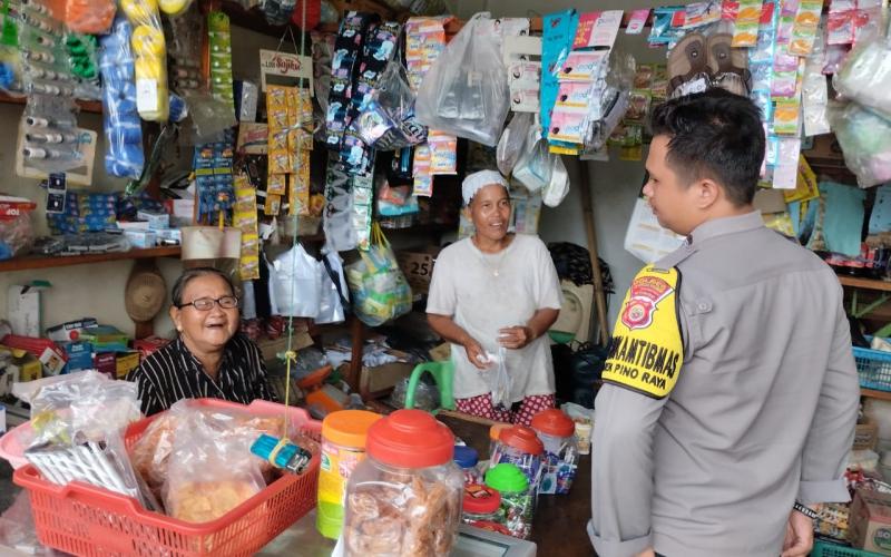 Bhabinkamtibmas Sambang Monitoring Perkembangan Stok dan Harga Sembako 