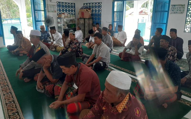 Bhabinkamtibmas Polsek Enggano Isi Khutbah Jumat di Masjid Al Iqrok Desa Meok