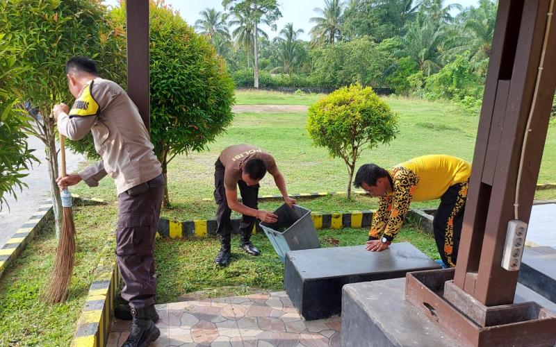 Ciptakan Kenyamanan Dalam Pelayanan, Polsek Kaur Tengah Gelar Kebersihan Seputaran Mako