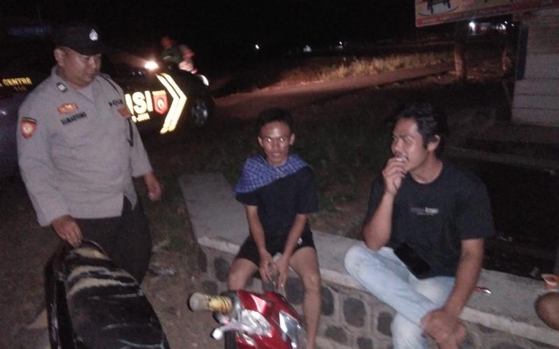 Polsek Padang Jaya Berikan Himbauan Kamtibmas Cegah Kenakalan Remaja Saat Patroli 