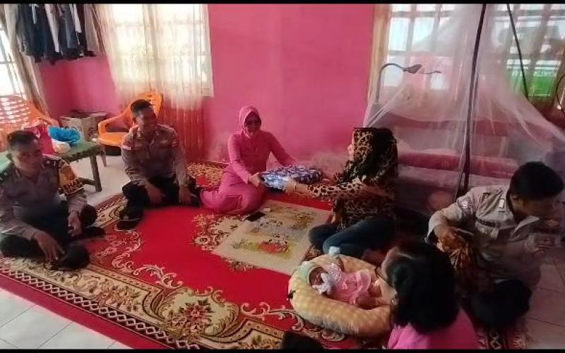 Wujud Kepedulian Kapolsek Enggano Bersama Ketua Bhayangkari Ranting Enggano Anjangsana Kerumah Anggota