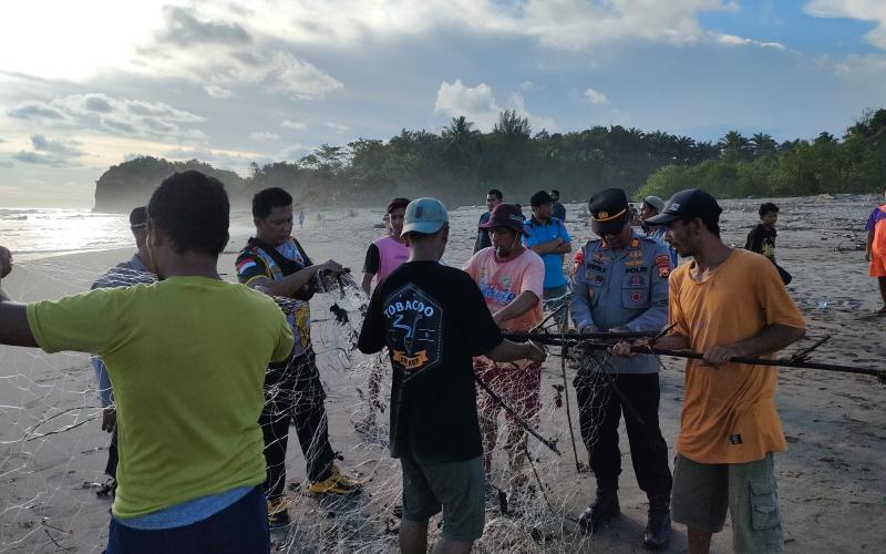 Polsek Ketahun Bantu Evakuasi Korban Tenggelam di Pantai Terapik