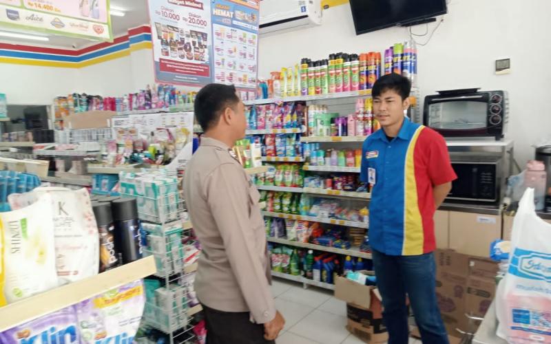 Bhabinkamtibmas Lakasanakan Sambang Dialogis ke Penjaga Swalayan Indomart