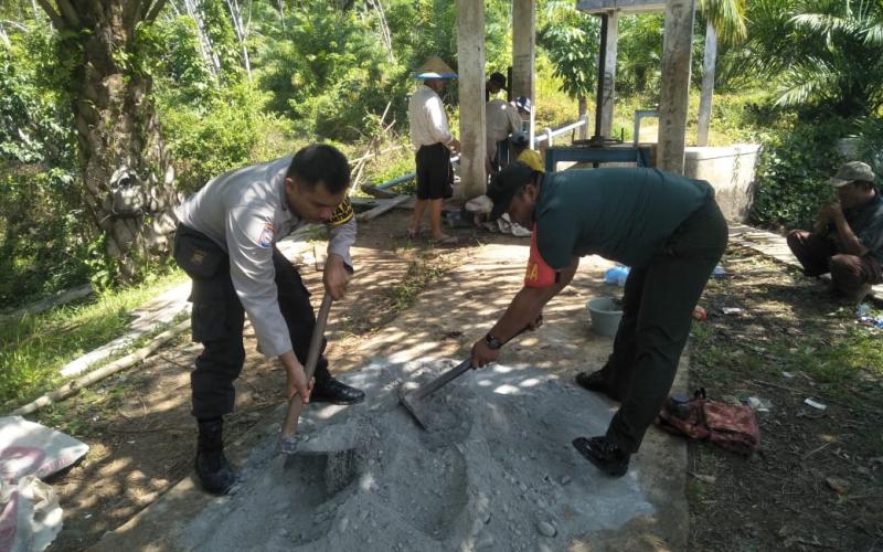 Dukung Ketahanan Pangan, Bhabinkamtibmas Gotong Royong Bersama Warga