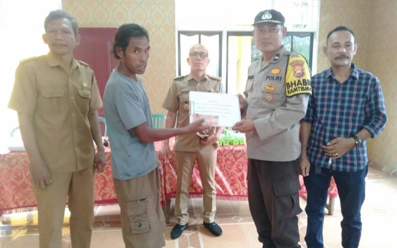 Bhabinkamtibmas Polsek Air Besi Monitoring Penyaluran Dana BLT-DD Desa Lubuk Tanjung