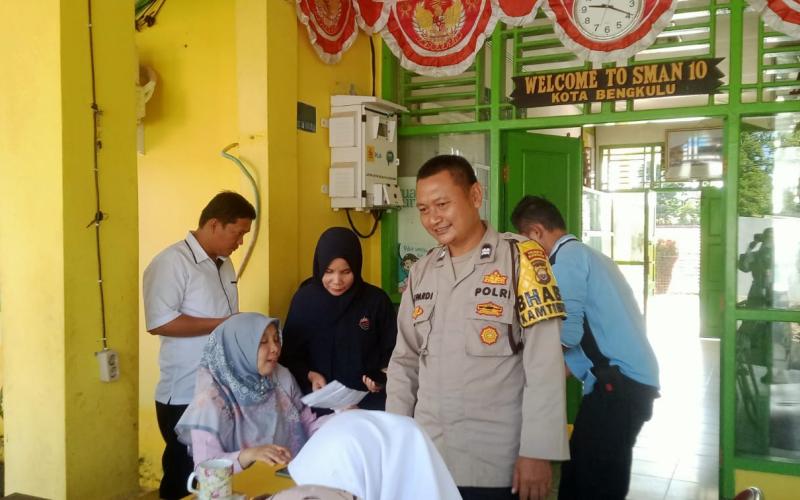 Pastikan Berjalan Kondusif, Bhabinkamtibmas Polsek Selebar Monitoring PPDB di SMAN 10 
