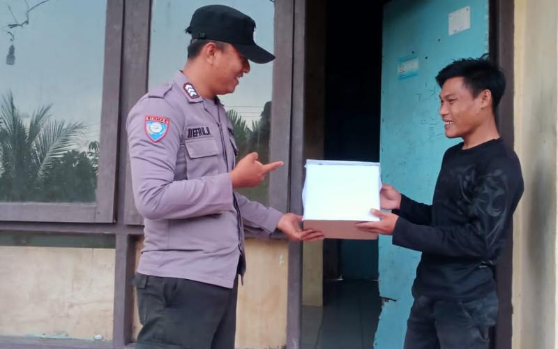 Polsek Muara Sahung Berikan Bantuan kepada Warga yang Membutuhkan di Desa Ulak Bandung 