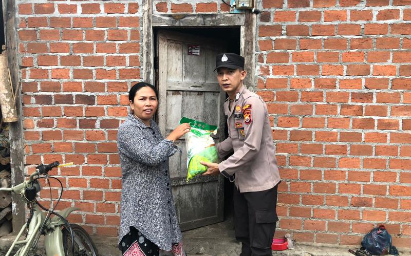 Polsek Kaur Utara Berikan Bantuan Beras kepada Warga Desa Gunung Kaya  