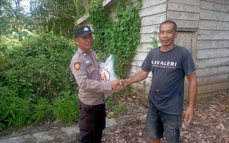 Aplian, Petani Desa Benteng Harapan Terima Bantuan dari Polsek Maje  