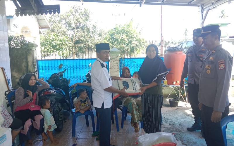 Tiga Warga Desa Tanjung Aur II, Terima Bantuan dari Polsek Tanjung Kemuning 