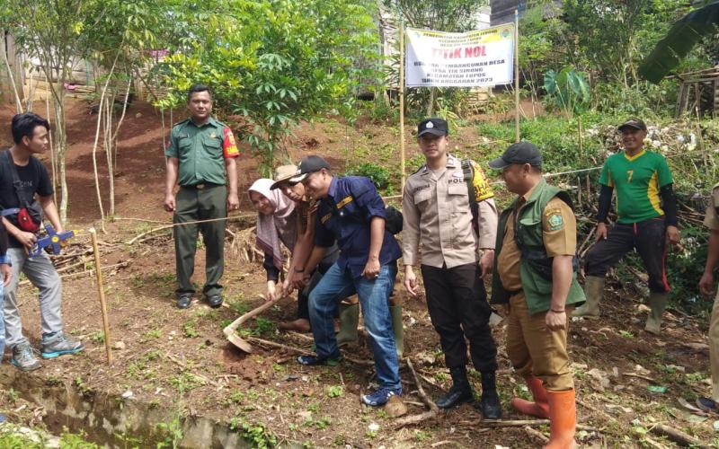 Bhabinkamtibmas Polsek Rimbo Pengadang Hadiri Titik Nol di Pembangunan di Desa Tik Sirong