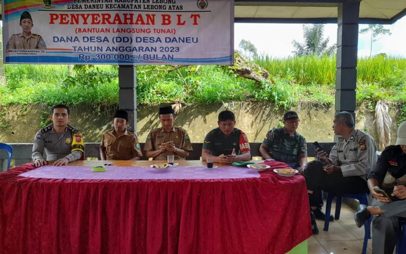 BhabinkamtibmasA Polsek Lebong tas Hadiri Penyaluran BLT DD di Desa Daneu 