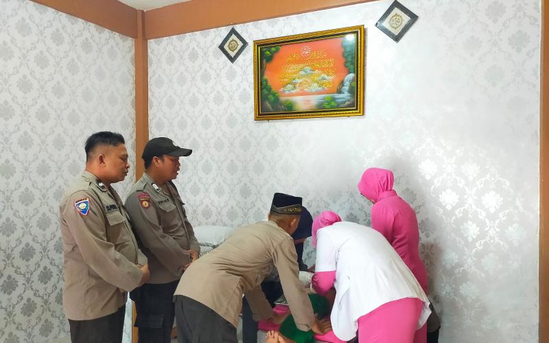 Kolaborasi Polri dan Nakes Untuk Kecamatan Batik Nau Lebih Sehat