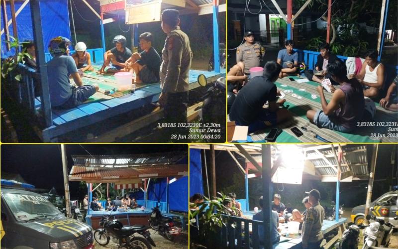 Patroli Dini Hari, Polsek Selebar Sambangi Warga yang Duduk di Pos Kamling 
