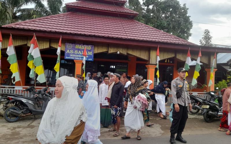 Polsek Lais Amankan Sholat Idul Adha Di Desa Kalbang san Desa Taba Baru