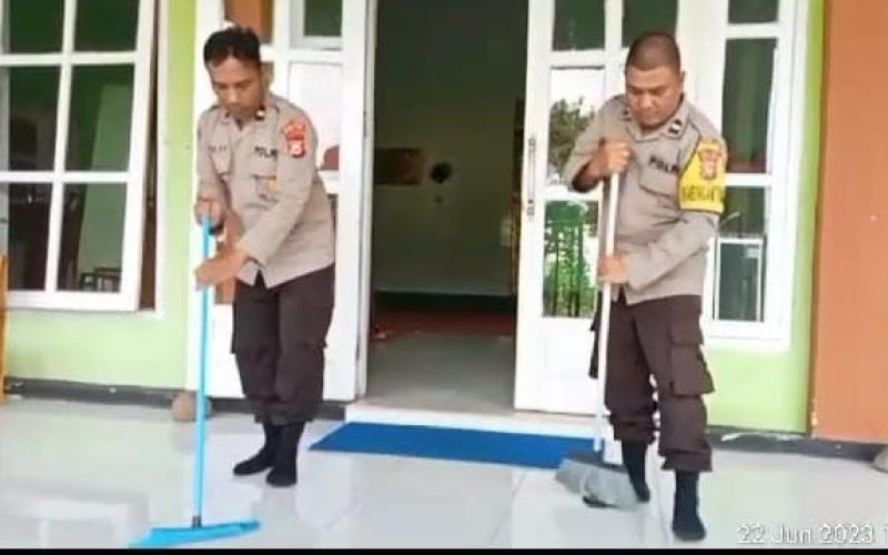 Sambut Hari Bhayangkara, Polres RL Baksos Bersihkan Sarana Ibadah