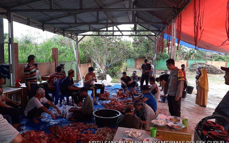 Bhabinkamtibmas Polsek Curup, Monitoring Giat Pemotongan Hewan Kurban di Desa Air Meles Bawah 