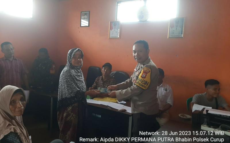 Bhabinkamtibmas Polsek Curup Hadiri Penyaluran BLT DD di Desa Pungguk Lalang