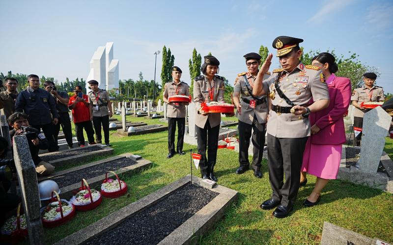 Jelang HUT ke-77 Bhayangkara, Kapolri dan Jajaran Ziarah ke TMP Kalibata 