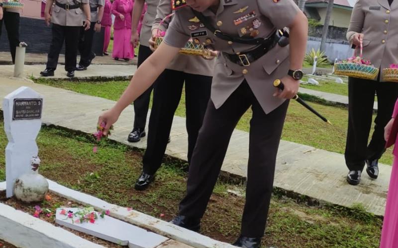 Jelang 1 Juli, Kapolres Bengkulu Utara Ziarah dan Tabur Bunga di TMP Ratu Samban Argamakmur 