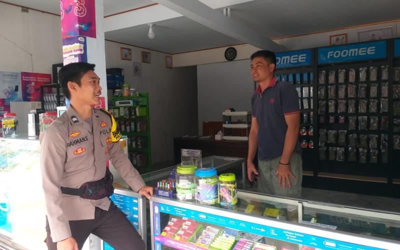 Bhabinkamtibmas Polsek Pino Berikan Teguran Humanis kepda Pengguna Sepeda Motor 