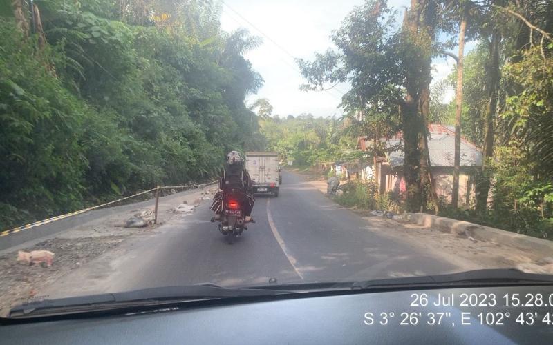 Polsek Sindang Kelingi, Lakukan Pengawalan Warga Lubuk Linggau yang Melintas di Jalan Curup-Padang Ulak Tanding 