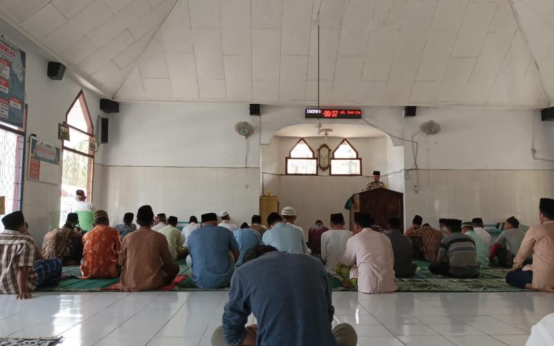 Bhabinkamtibmas Aiptu Robi Irawan, Sampaikan Khutbah Jumat di Masjid Al Iklas Kelurahan Masat  