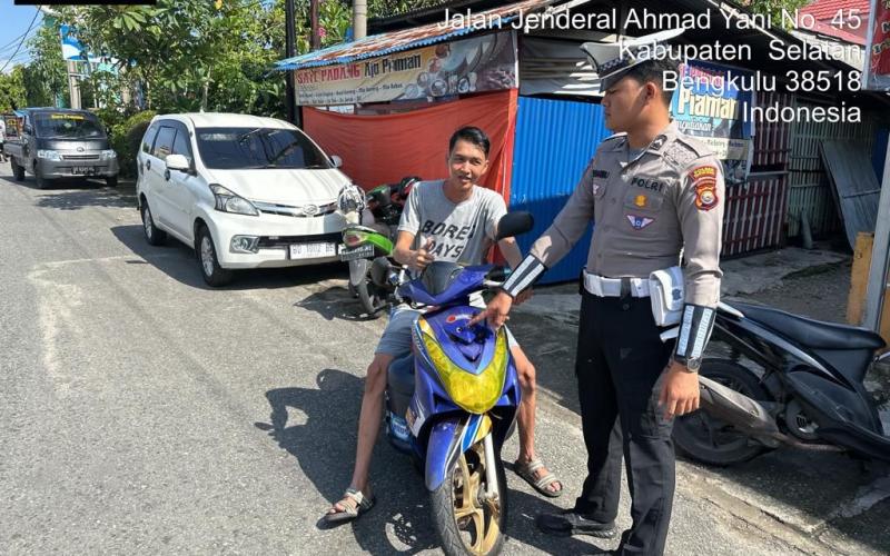 Operasi Patuh Nala 2024, Personel Polres BS Berikan Teguran Secara Simpatik Terhadap Pengendara