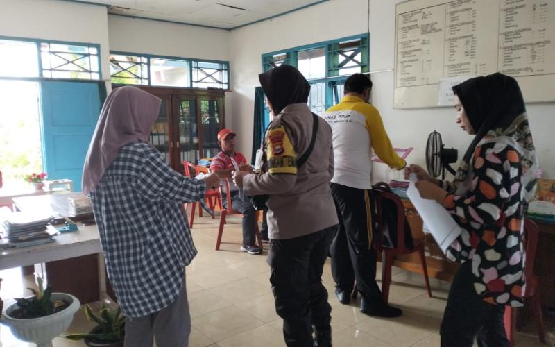 Sambang Kelurahan Sawah Lebar, Bhabinkamtibmas Serahkan Surat Imbauan dari Kapolsek