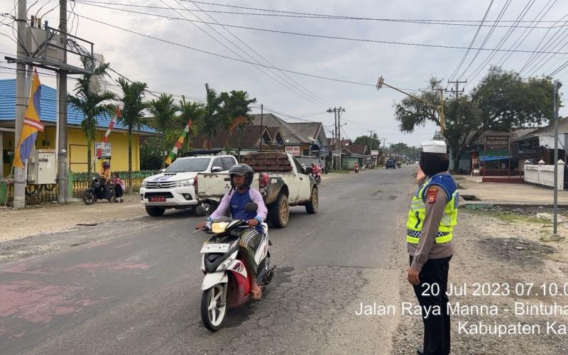 Pagi Hari, Sat Lantas Polres Kaur Laksanakan Pengaturan Lalin di Jalan Raya Bengkulu - Lampung