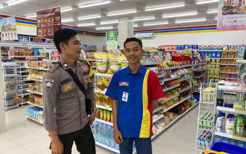 Cegah Kejahatan, Bhabinkamtibmas Polsek Seginim Sambang Dialogis ke Penjaga Indomaret 