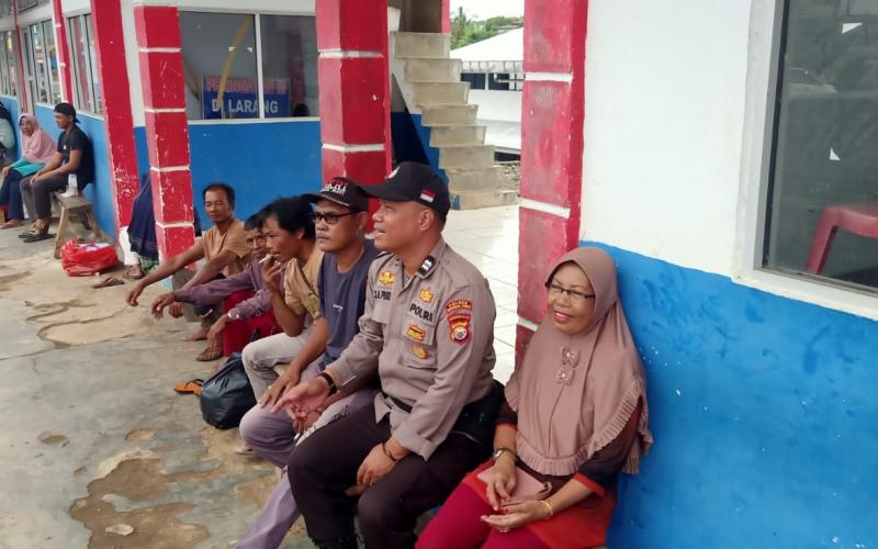 Jaga Sitkamtibmas Kondusif, Polisi Sambangi Warga yang Sedang Belanja di Pasar D1 Ketahun