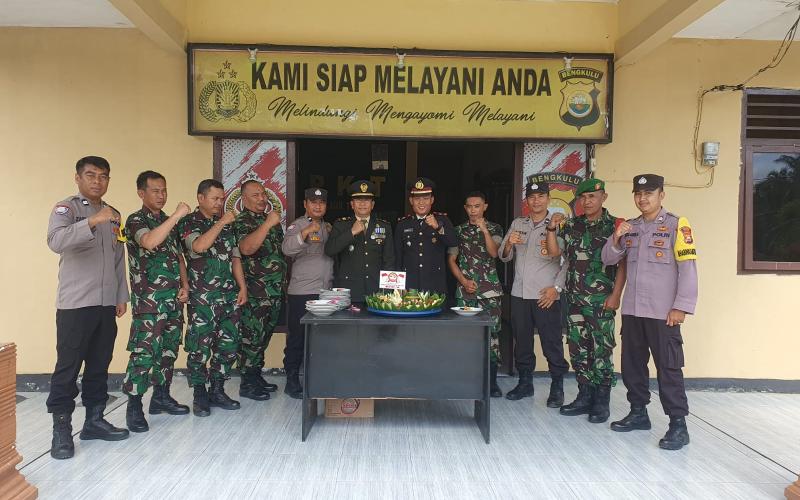 Jaga Sinergitas, Polsek Kaur Tengah Terima Pemberian Tumpeng Dari Koramil 408-03 