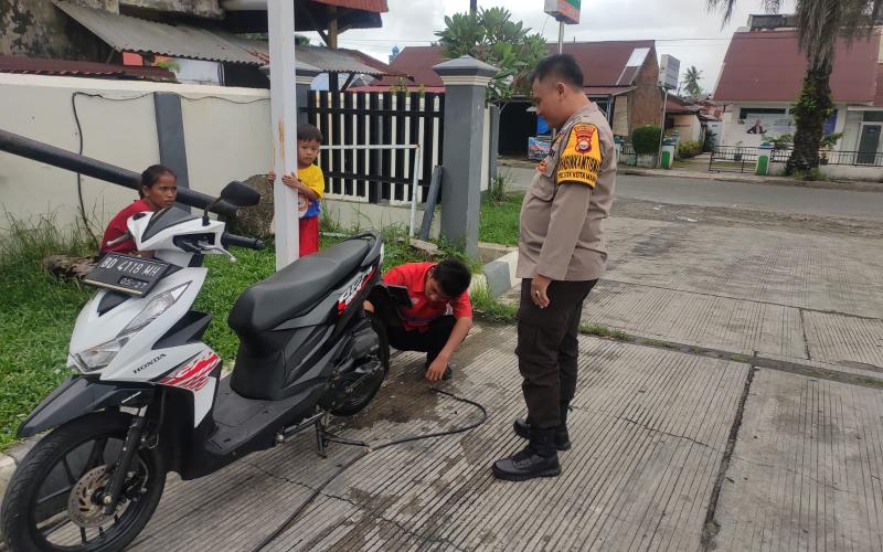 Bhabinkamtibmas Polsek Kota Manna Lakukan Sambang kepada Tukang Tambal Ban   
